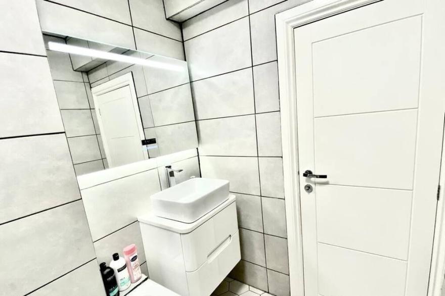 Modern open plan cosey 1 bed apartment, close to train station and free parking