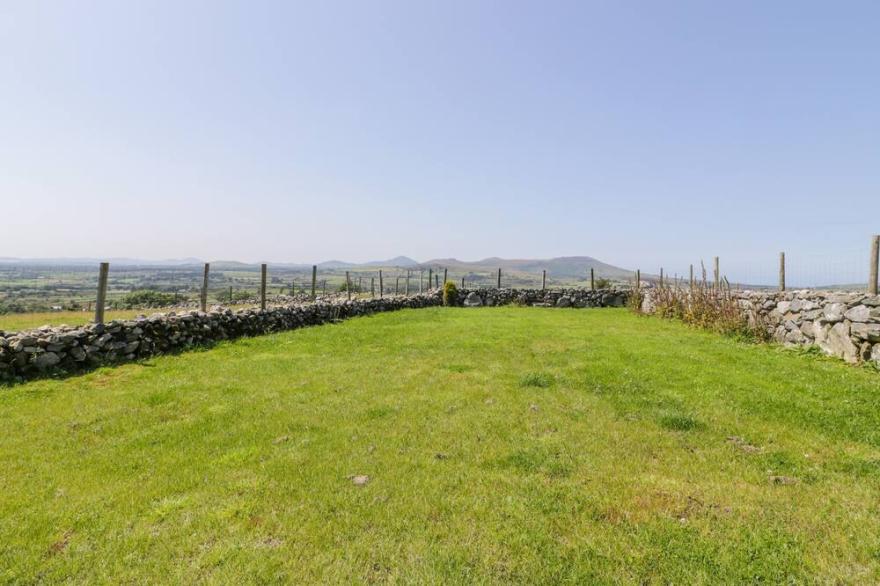 PEN Y BRAICH UCHAF, pet friendly, with open fire in Tremadog