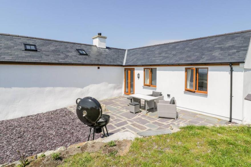PEN Y BRAICH UCHAF, pet friendly, with open fire in Tremadog