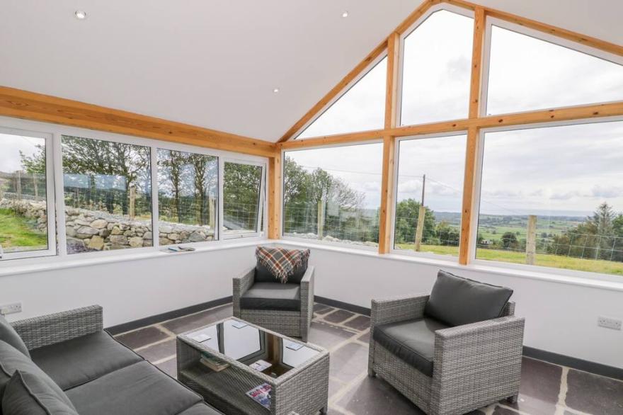 PEN Y BRAICH UCHAF, pet friendly, with open fire in Tremadog
