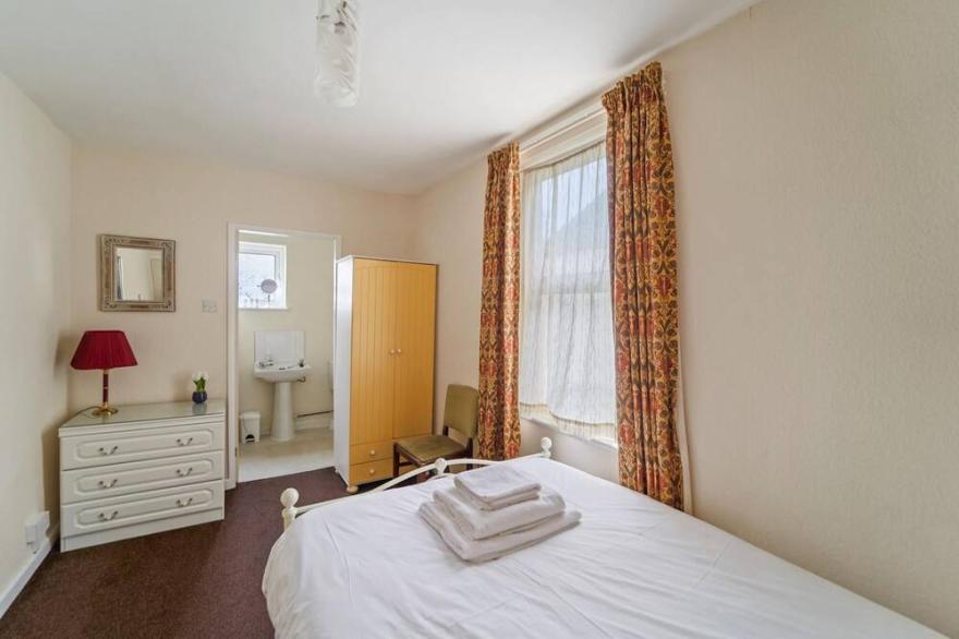 Beautiful 4 Bed House - Great Central Location - Wolverhampton