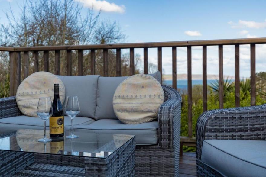 Glendale Cottage - Sea Views, Beach Access, Hot Tub