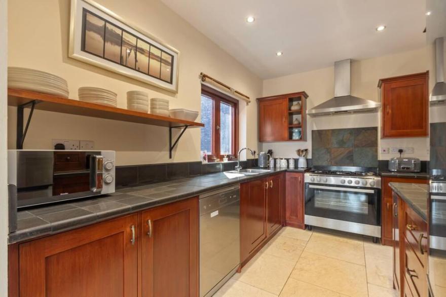 Glendale Cottage - Sea Views, Beach Access, Hot Tub