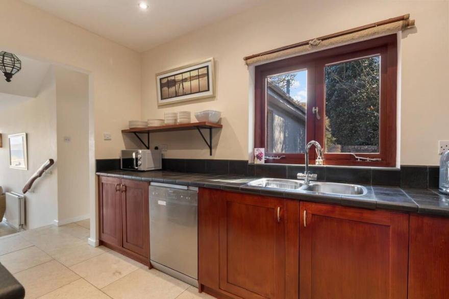 Glendale Cottage - Sea Views, Beach Access, Hot Tub