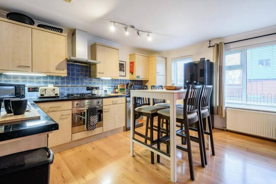 Stylish 2 Bedroom Apartment, Central Exeter, Parking on Site
