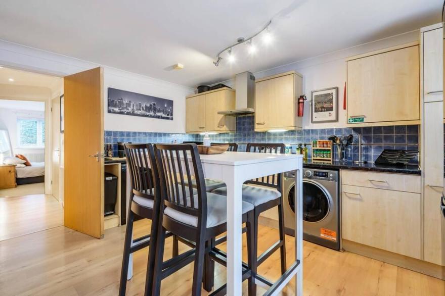 Stylish 2 Bedroom Apartment, Central Exeter, Parking on Site