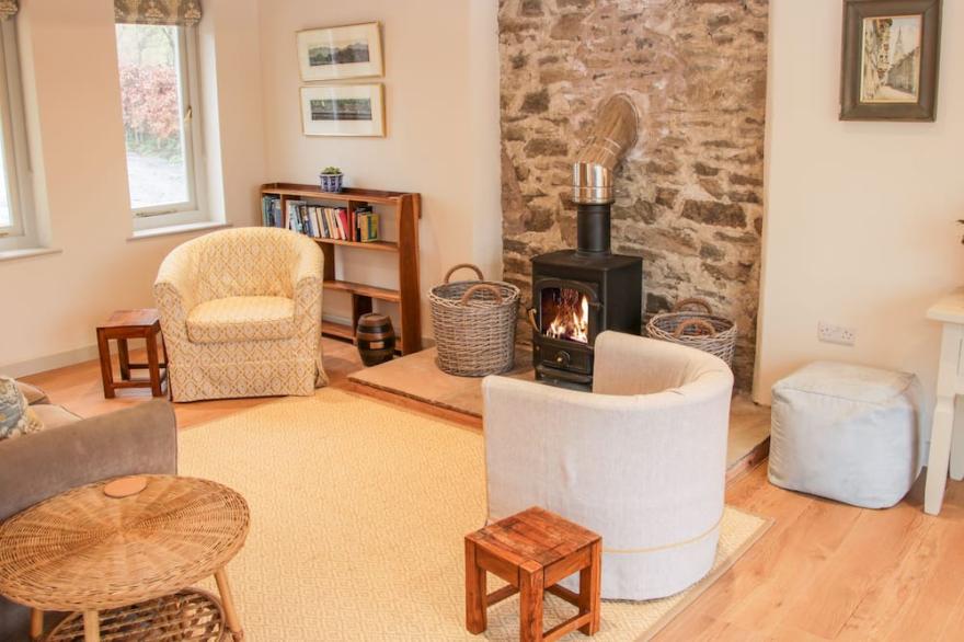 BRYNLIKKY COTTAGE, family friendly, with hot tub in Bucknell