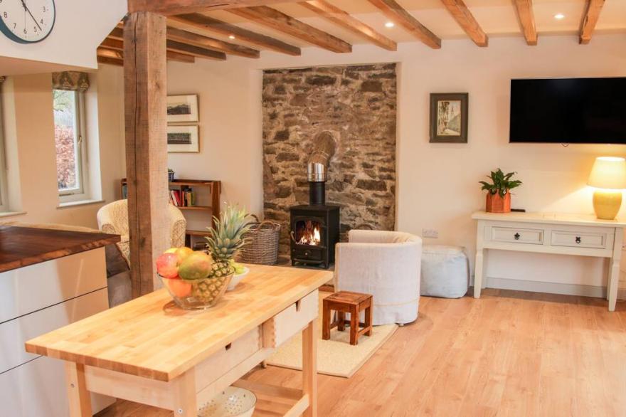 BRYNLIKKY COTTAGE, family friendly, with hot tub in Bucknell