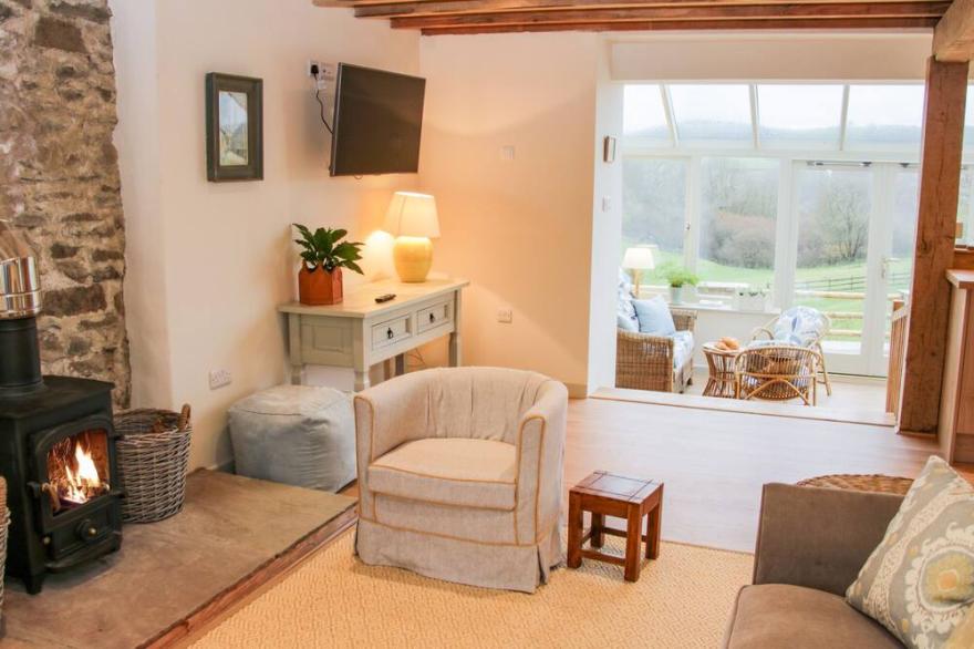 BRYNLIKKY COTTAGE, family friendly, with hot tub in Bucknell