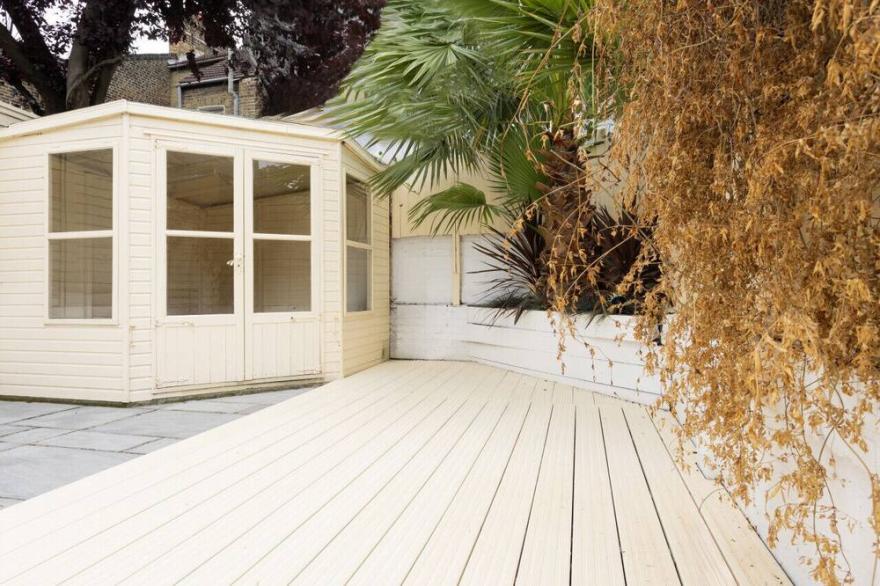 Lovely 2 bed ground floor apartment + huge garden