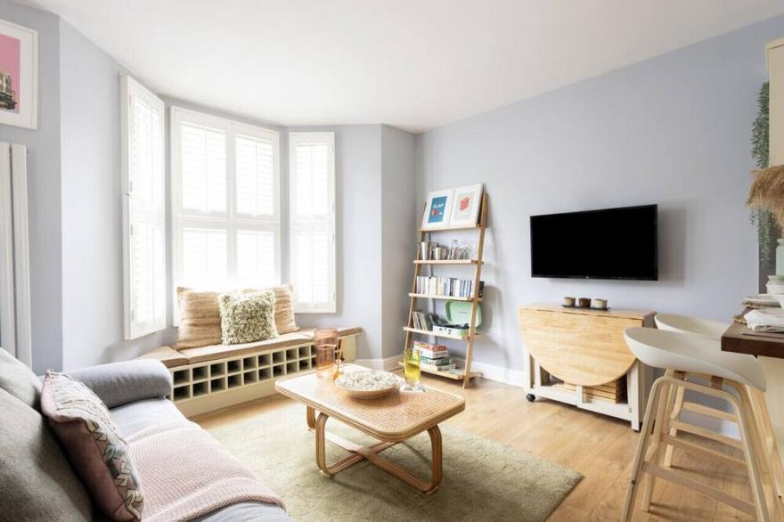 Lovely 2 bed ground floor apartment + huge garden