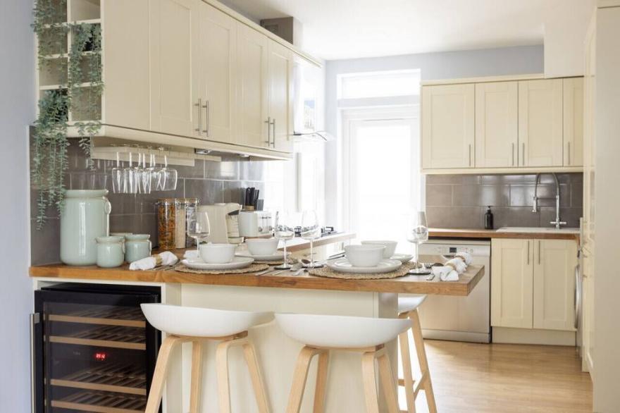 Lovely 2 bed ground floor apartment + huge garden