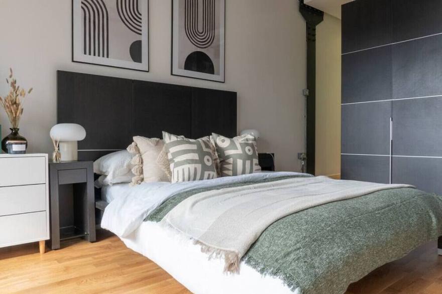 Stunningly designed luxury flat + 2 parking spaces