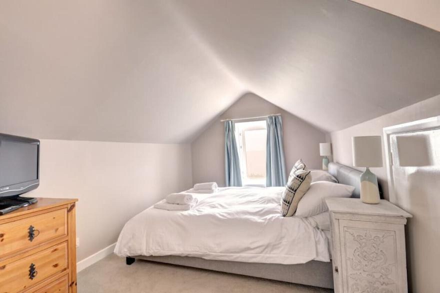 Shoal Cottage - Four Bedroom House, Sleeps 8