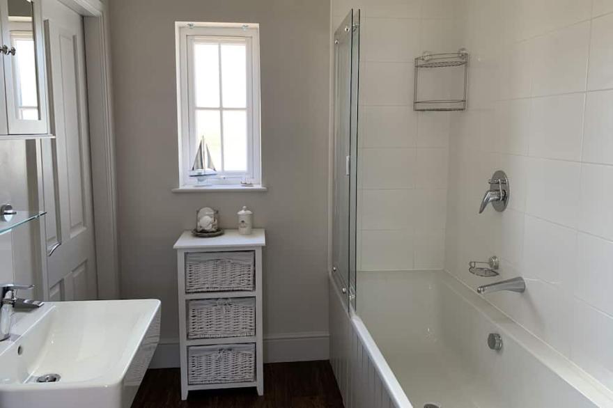 Blue Bay -  a beach house that sleeps 6 guests  in 2 bedrooms