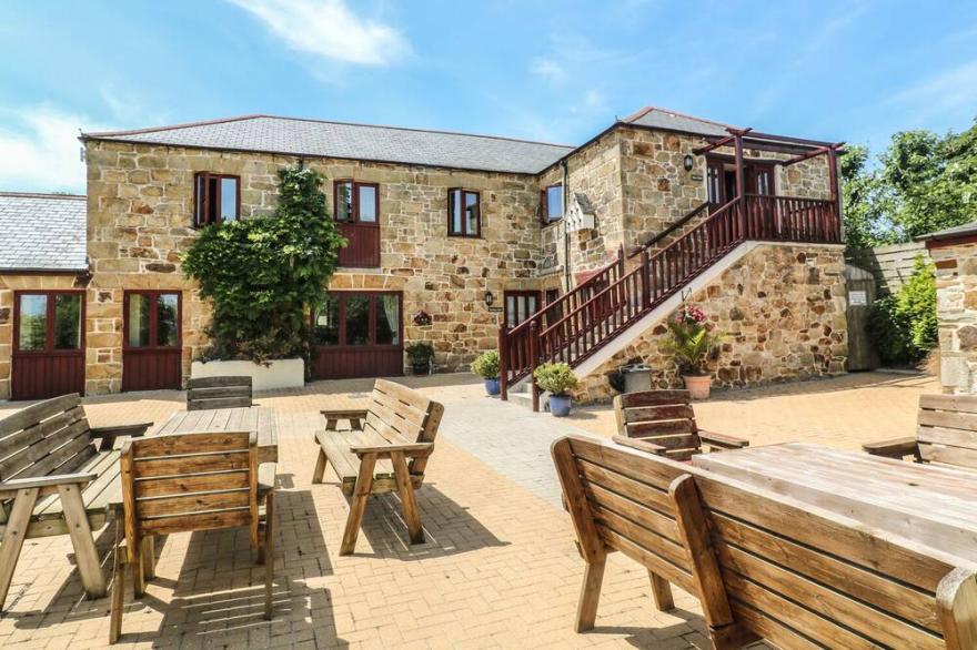 LITTLE OWL, pet friendly, with a garden in Quintrell Downs