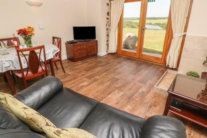 LITTLE OWL, pet friendly, with a garden in Quintrell Downs
