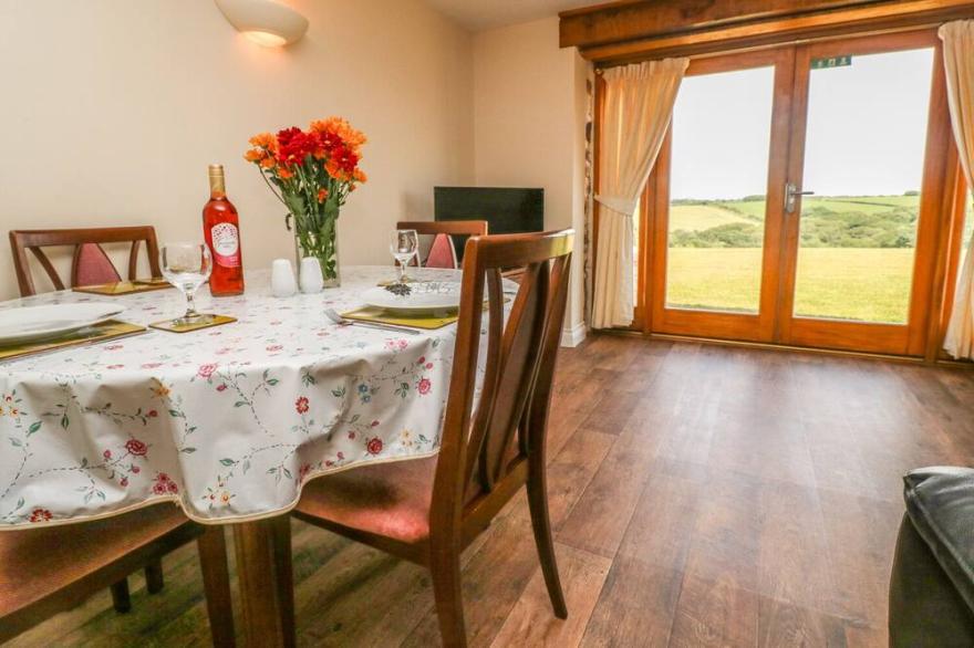 LITTLE OWL, pet friendly, with a garden in Quintrell Downs