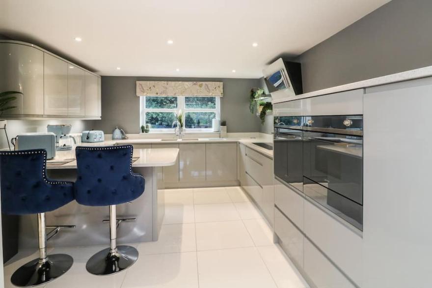 4 WOODLAND PARK, family friendly, luxury holiday cottage in Northam
