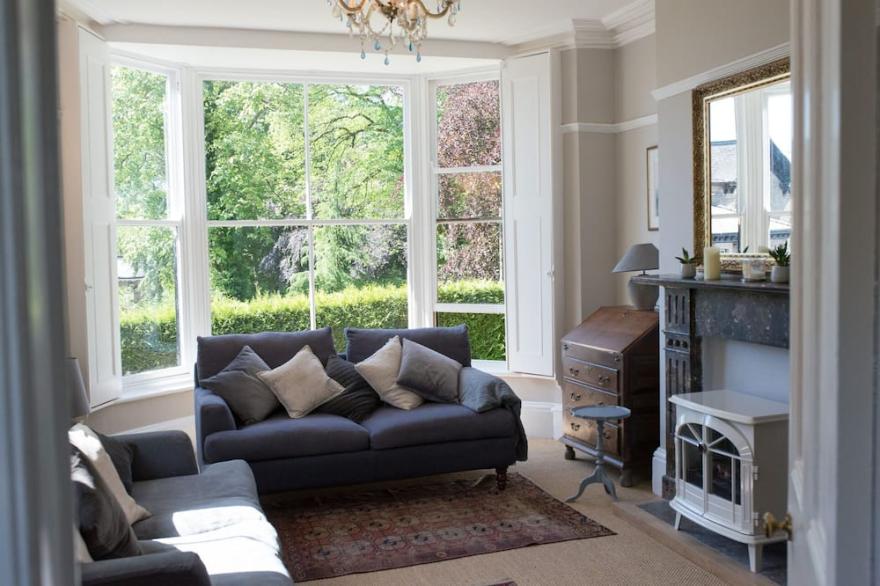 Large, Luxury stylish 2 bedroom garden flat