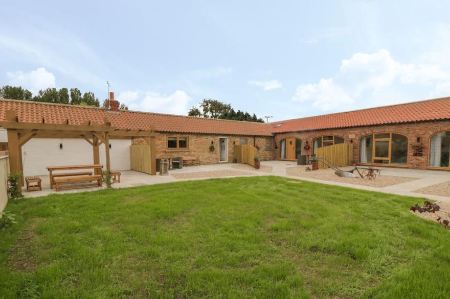 PLOUGH COTTAGE, romantic, luxury holiday cottage in Bridlington