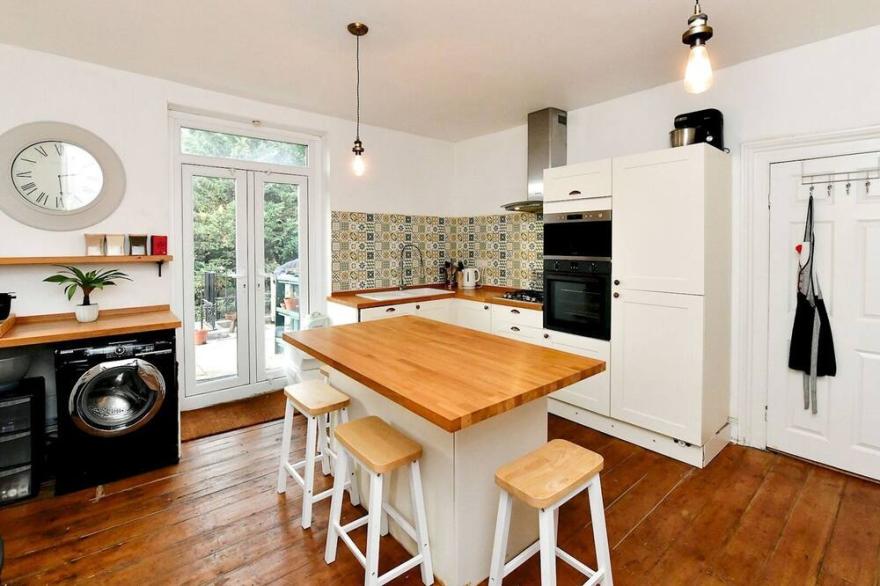 Pass the Keys | Spacious 3 Bedroom Apartment Close to City Centre