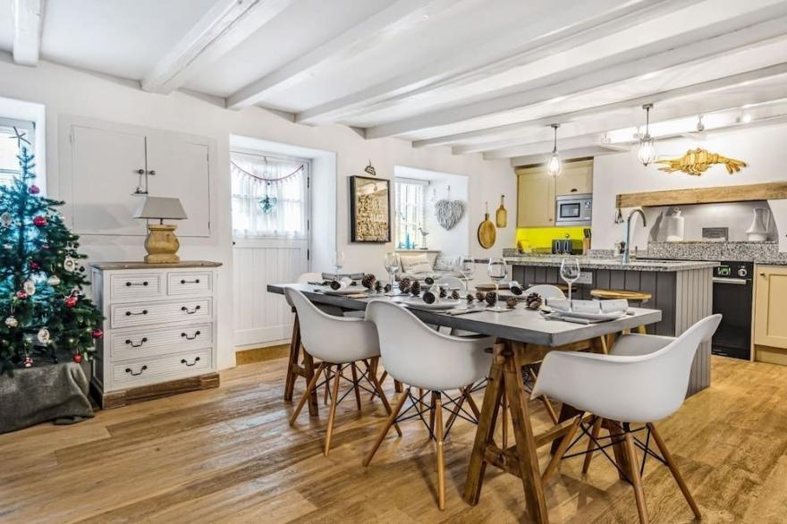 A newly renovated 300 year old Thatched cottage in the heart of a pretty village