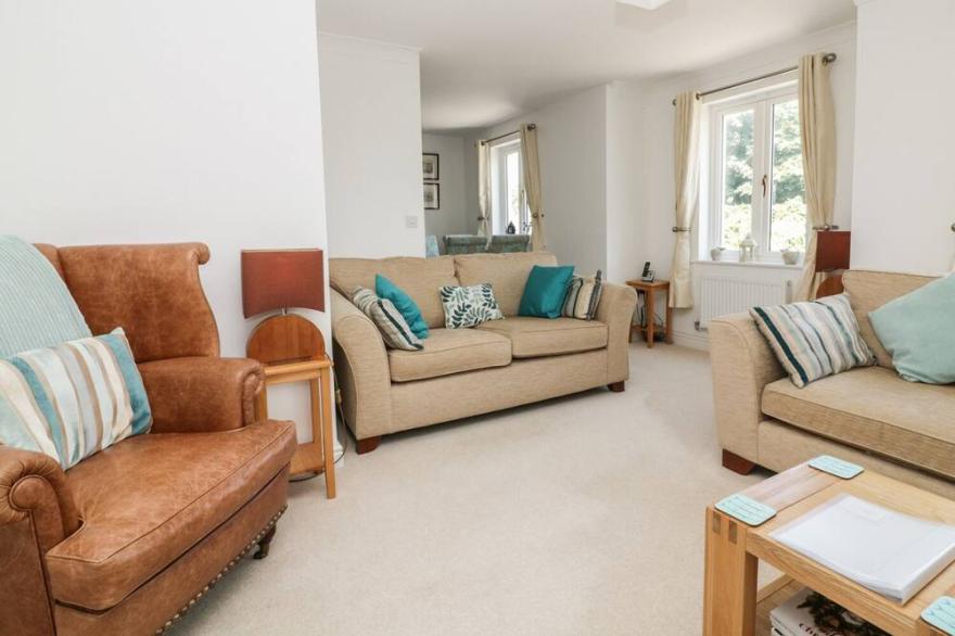 STRAWBERRY COTTAGE, family friendly, with hot tub in Penryn