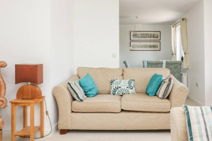 STRAWBERRY COTTAGE, family friendly, with hot tub in Penryn