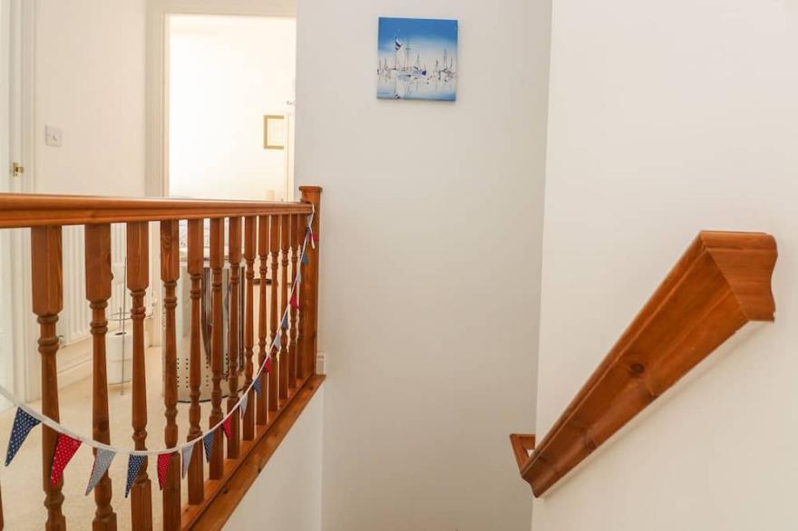 STRAWBERRY COTTAGE, family friendly, with hot tub in Penryn
