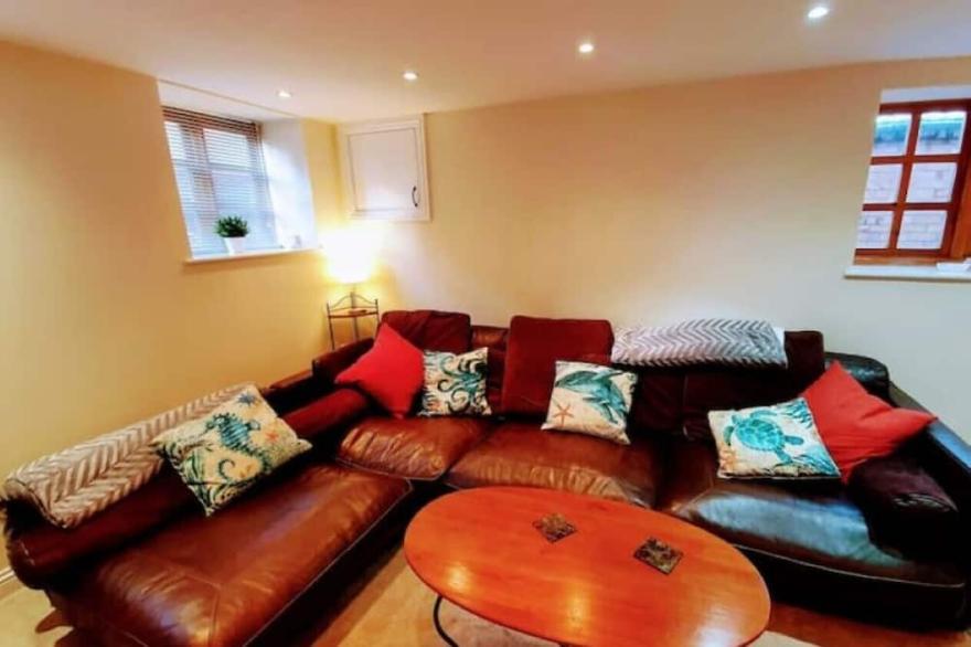 Cosy Seaside Cottage, Fantastic South Cliff Location! Pet-Friendly.
