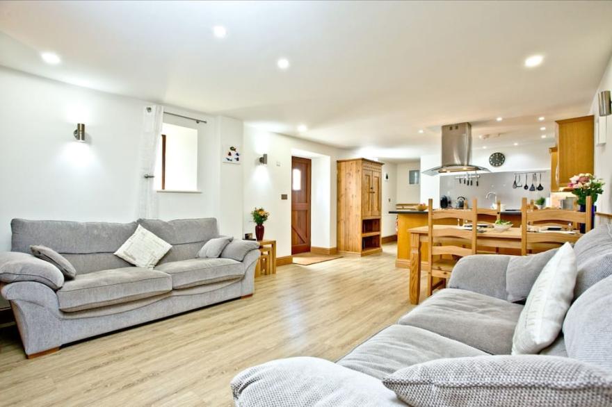 Ash Barn -  a cottage that sleeps 5 guests  in 2 bedrooms