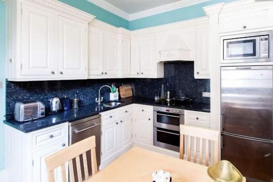 Charming Living In Central London - (3 Bed / 3 Bath)