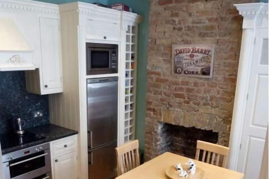 Charming Living In Central London - (3 Bed / 3 Bath)