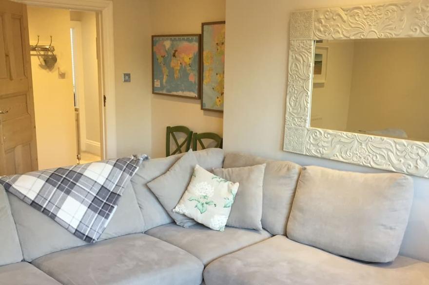 Beach holiday family apartment.  Minutes walk to Alum Chine Beach & restaurants.