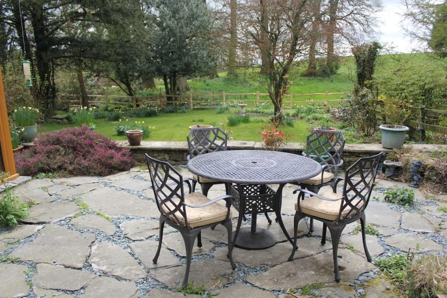 Luxury Lakeland cottage with gorgeous private garden. Parking for 2 cars.