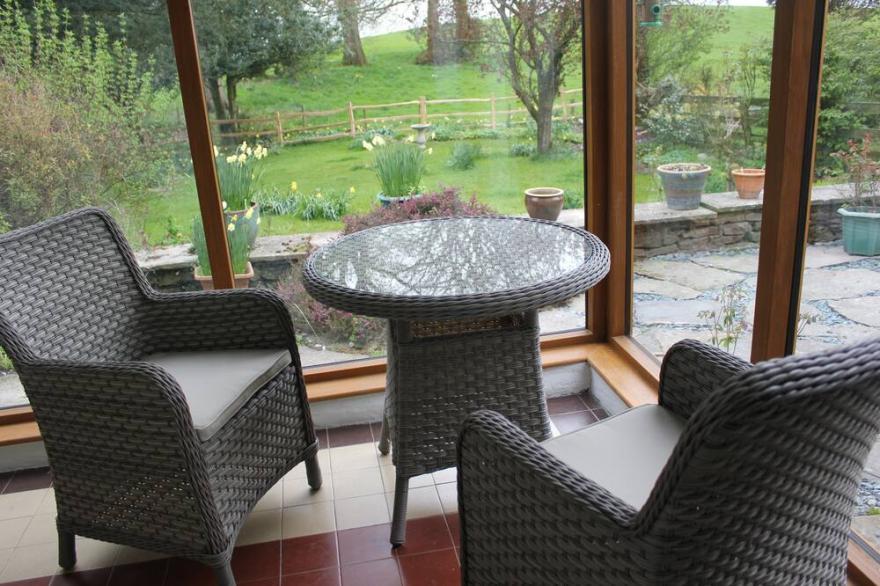 Luxury Lakeland cottage with gorgeous private garden. Parking for 2 cars.