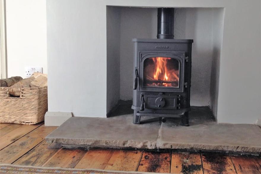 Luxury Lakeland cottage with gorgeous private garden. Parking for 2 cars.