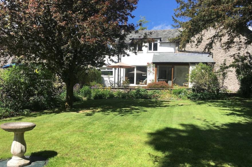 Luxury Lakeland cottage with gorgeous private garden. Parking for 2 cars.