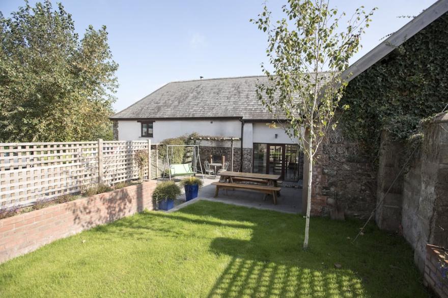Weirmarsh Big Barn. Large barn conversion with large hot tub and games room.