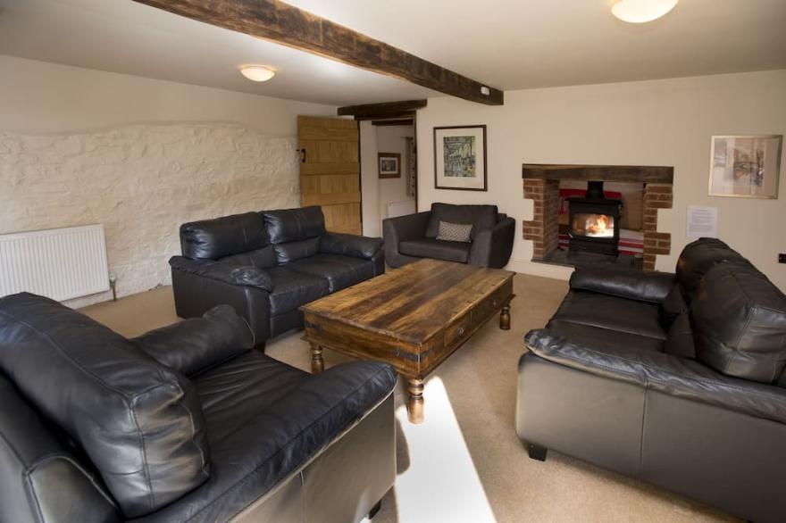 Weirmarsh Big Barn. Large barn conversion with large hot tub and games room.