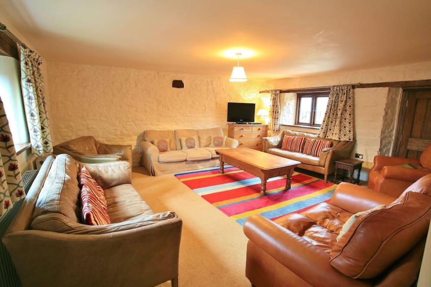 Weirmarsh Big Barn. Large barn conversion with large hot tub and games room.
