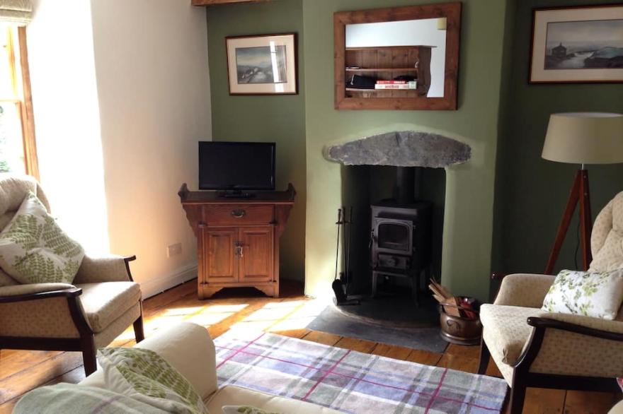 Applethwaite Cottage, Cosy, Log Burner, WiFi, 15 Minute Walk to Lakeside,