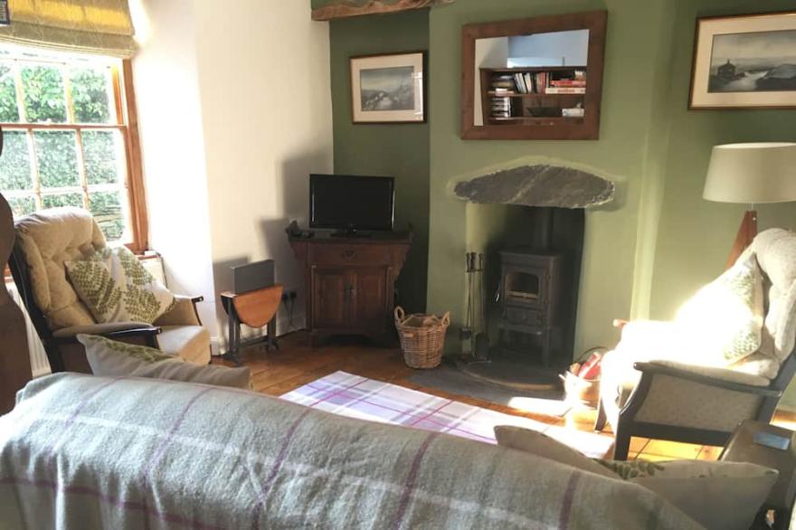 Applethwaite Cottage, Cosy, Log Burner, WiFi, 15 Minute Walk to Lakeside,