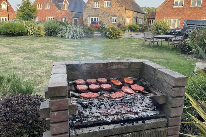 Stunning Coastal Cottage - Sleeping 8 in 3 Bedrooms - Pool and Beach Access Included.