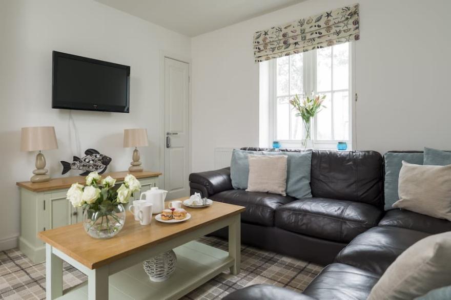 Stunning Coastal Cottage - Sleeping 8 in 3 Bedrooms - Pool and Beach Access Included.