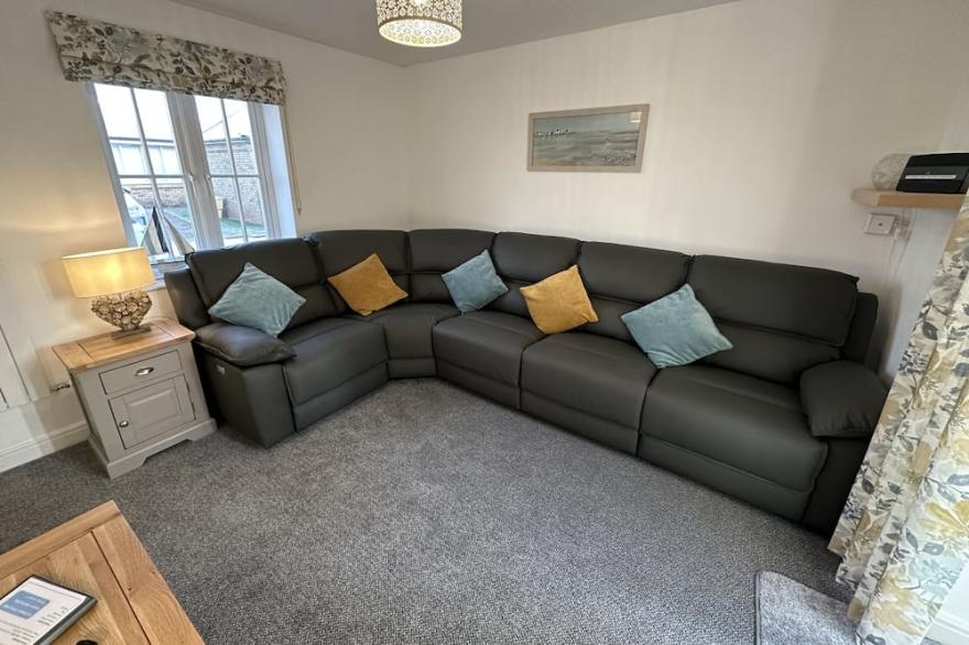 Stunning Coastal Cottage - Sleeping 8 in 3 Bedrooms - Pool and Beach Access Included.