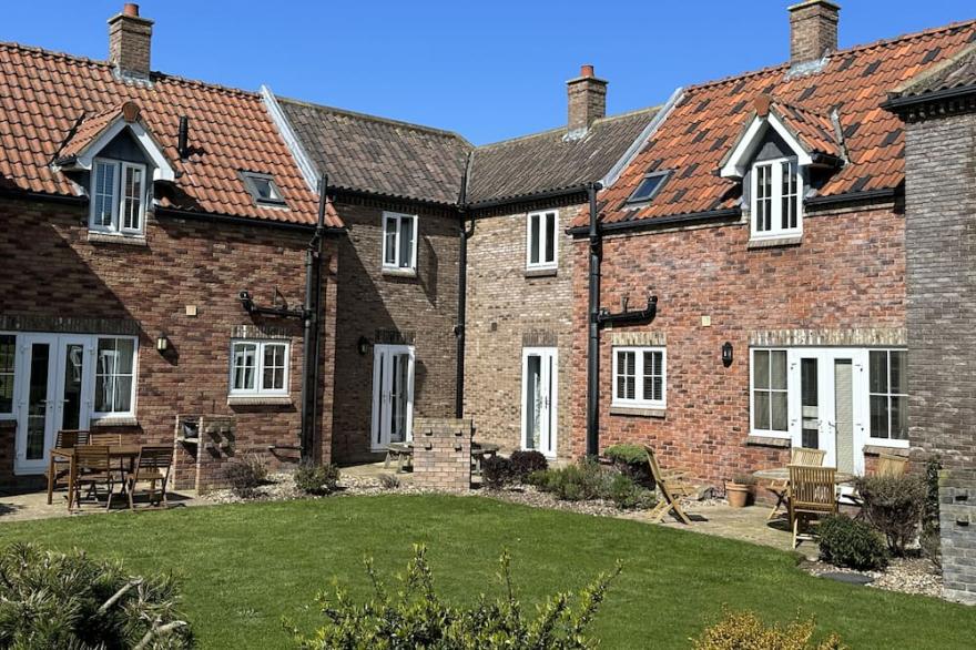 Stunning Coastal Cottage - Sleeping 8 in 3 Bedrooms - Pool and Beach Access Included.