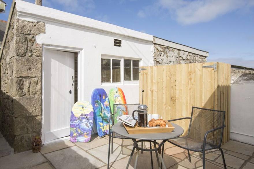 Beautiful, comfortable, pet friendly cottage - Sleeps 4/5. Great reviews.
