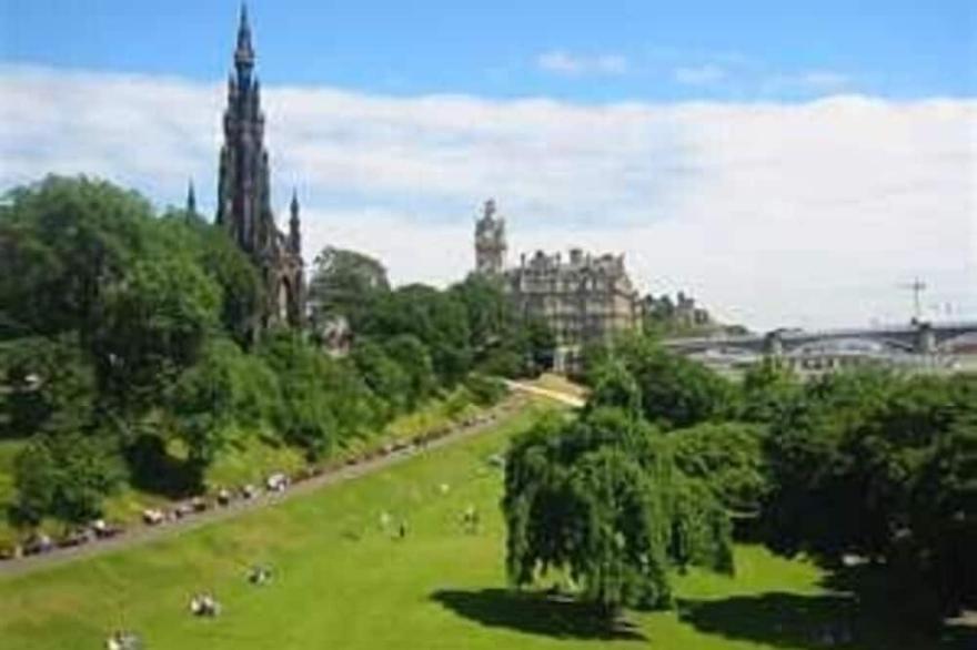 Modern 1st floor apartment free parking & wifi  2 bedroom 2 bathroom sleeps 5